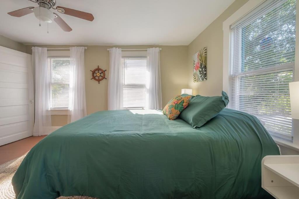 Serene Beachy Bungalow With Large Screened Porch! Tampa Exterior photo
