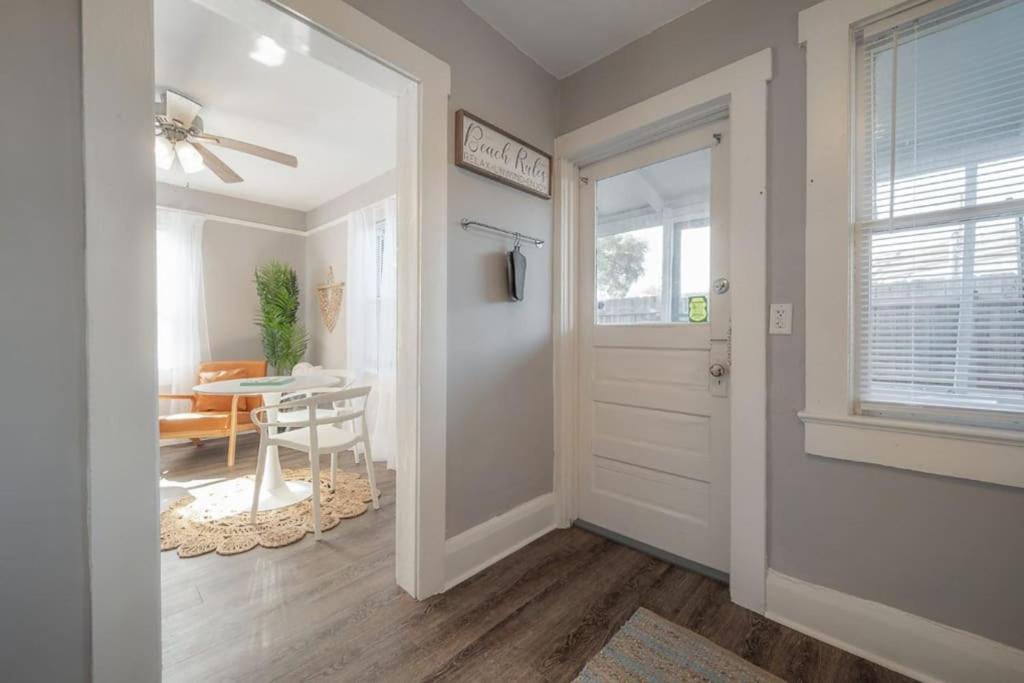 Serene Beachy Bungalow With Large Screened Porch! Tampa Exterior photo